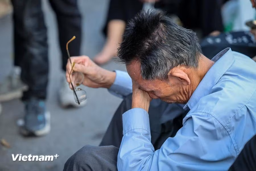 Đa số người dân ai nấy đều tỏ ra buồn bã trước sự ra đi của người lãnh đạo đất nước. (Ảnh: Minh Sơn/Vietnam+)