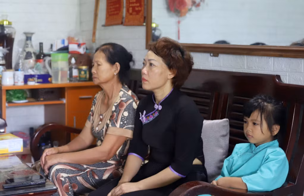 Người dân huyện vùng cao Bình Liêu theo dõi lễ viếng đồng chí Tổng Bí thư với niềm xúc động, tiếc thương sâu sắc.