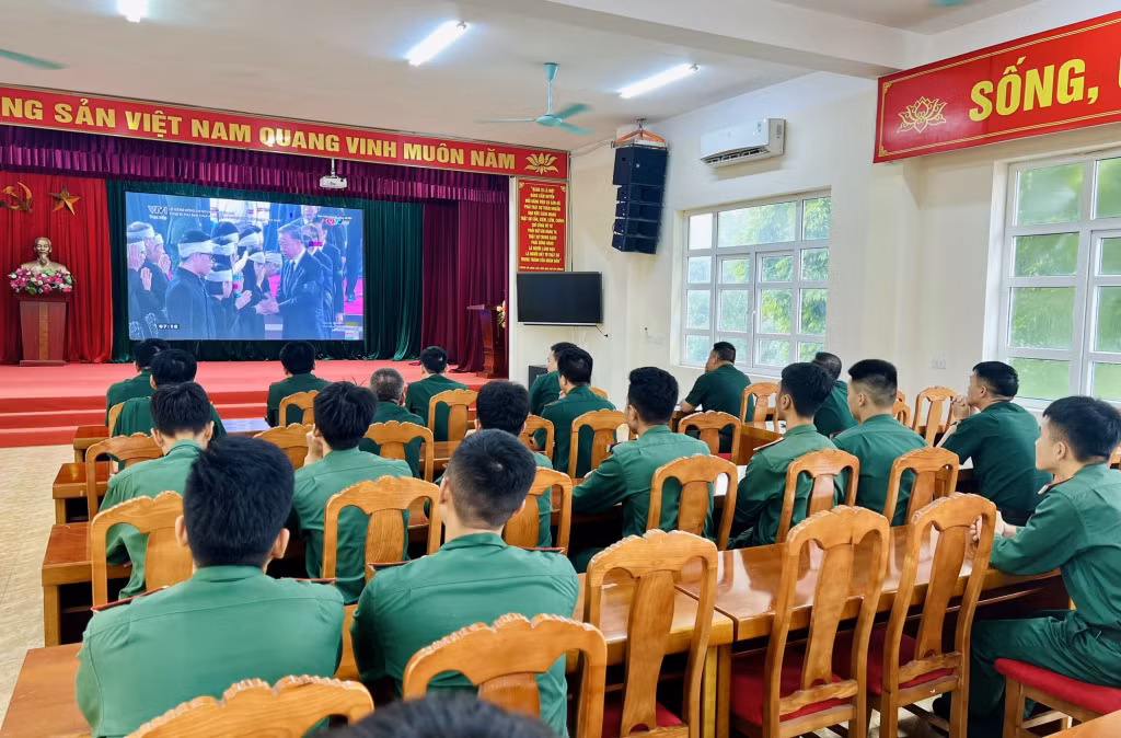 Ban CHQS TP Hạ Long tổ chức cho cán bộ, chiến sĩ theo dõi trực tuyến lễ viếng Tổng Bí thư Nguyễn Phú Trọng tại hội trường của đơn vị.
