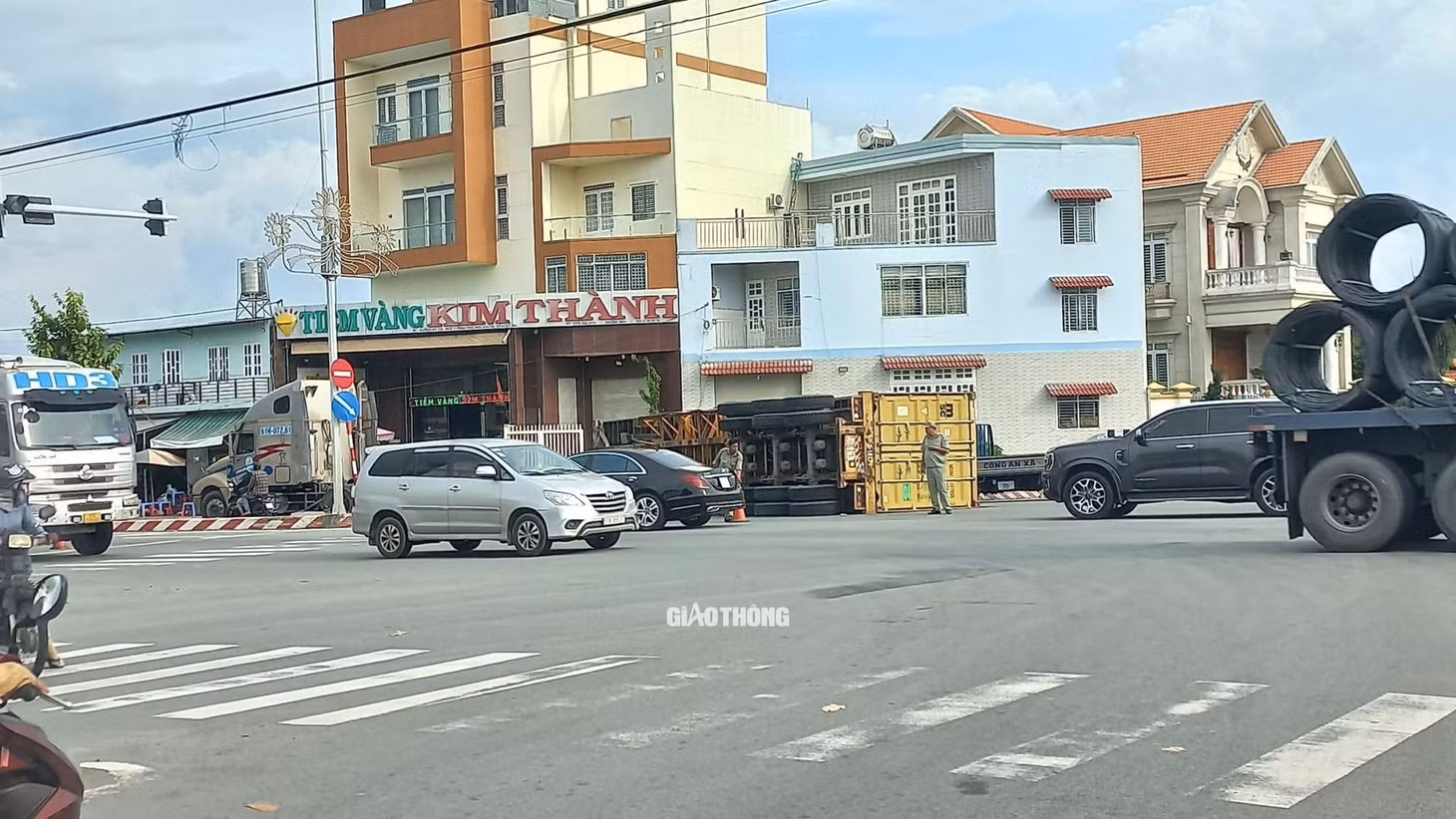 Vụ lật xe xảy ra trên giao lộ thường xuyên có đông phương tiện qua lại.