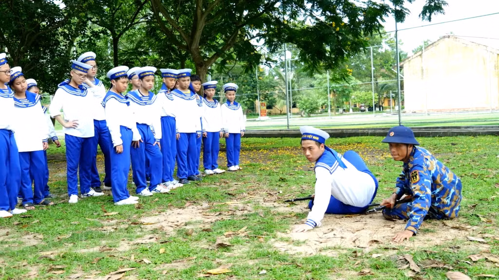 Các bài tập trườn, bò, di chuyển với súng.