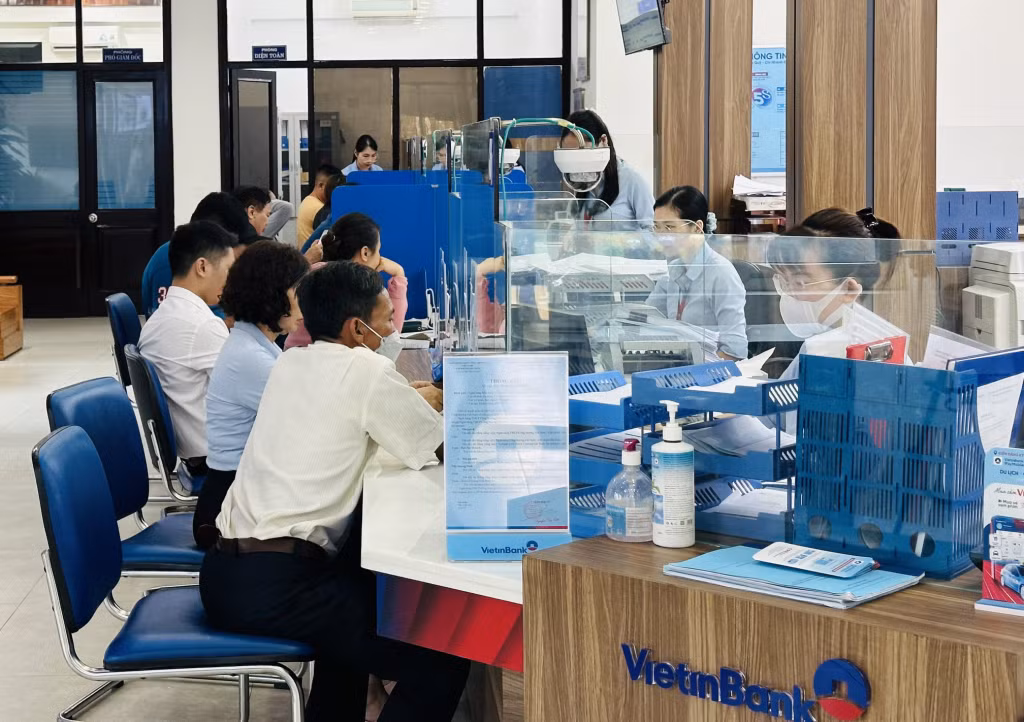 Khách hàng tới giao dịch tại Vietinbank chi nhánh Tây Quảng Ninh.