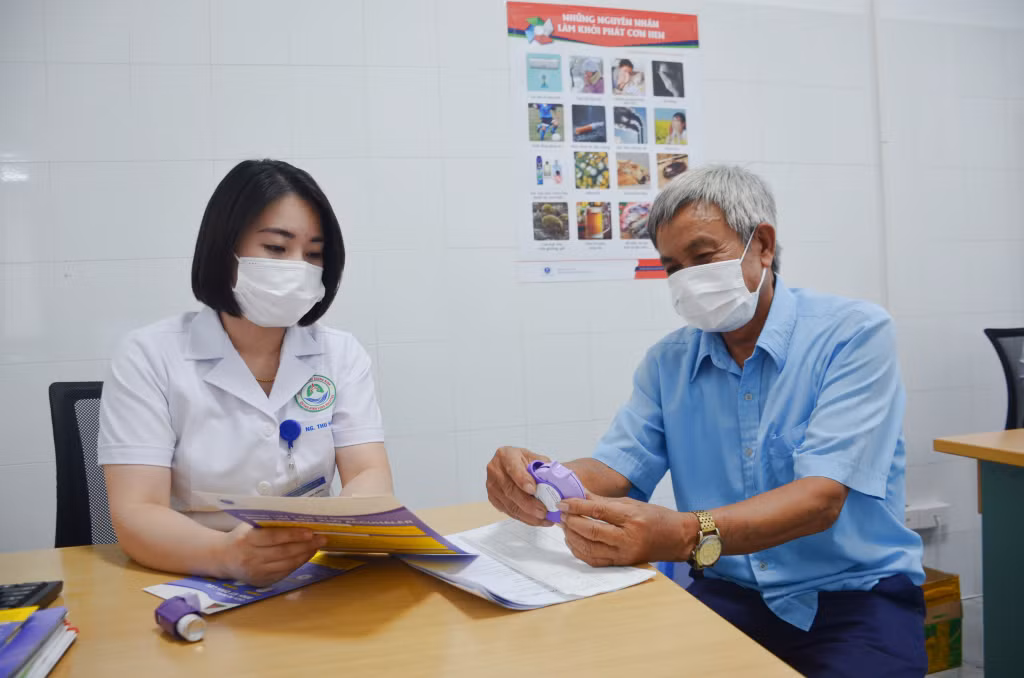 Bác sĩ Nguyễn Thu Hằng (Khoa Khám bệnh, Bệnh viện Phổi Quảng Ninh) tư vấn dùng thuốc cho người bệnh mắc COPD.