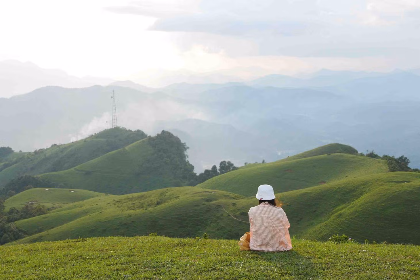 “Đường đi tới thảo nguyên Sam Chiêm nhỏ nhưng không quá khó đi, cả xe máy, ô tô con đều có thể vào được tận chân đồi. Còn xe hai cầu leo lên được đỉnh đồi”. Chị Ngọc Thúy cho biết, ngoài ra, du khách cũng có thể leo bộ lên đỉnh đồi, vừa ngắm cảnh vừa có thể chụp ảnh.