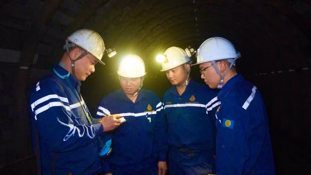 Đảng viên, kỹ sư trẻ Nguyễn Văn Vũ (ngoài cùng bên trái) cùng các đồng nghiệp trao đổi nghiệp vụ khi kiểm tra hiện trường sản xuất.