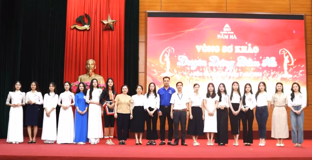 15 thí sinh xuất sắc được lựa chọn vào vòng chung kết hội thi "Duyên dáng Đầm Hà" năm 2024 chụp ảnh cùng đại diện Ban Tổ chức. (Ảnh cơ sở cung cấp)