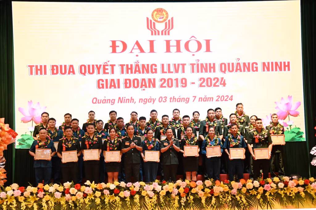 Nhiều tập thể, cá nhân vinh dự được nhận khen thưởng của Bộ Chỉ huy Quân sự tỉnh.