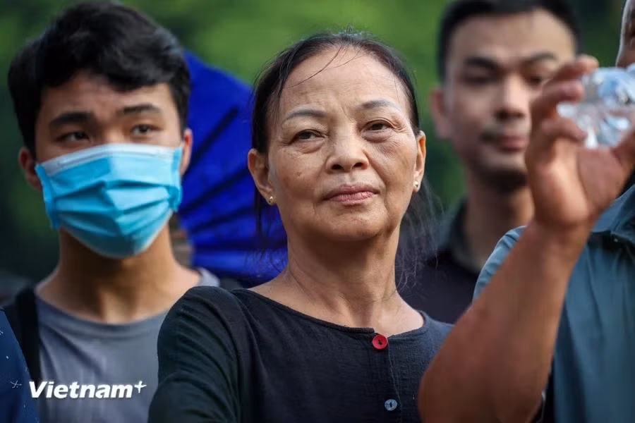 Cô Vũ Thị Thanh (Bạch Đằng, Hai Bà Trưng, Hà Nội) là một trong những người đầu tiên xếp hàng chờ viếng Tổng Bí thư. Cô Thanh cho biết mình xếp hàng đến 12 giờ đêm chưa đến lượt nên từ 2 giờ sáng đã có mặt tại Nhà tang lễ Quốc gia. (Ảnh: Minh Sơn/Vietnam+)