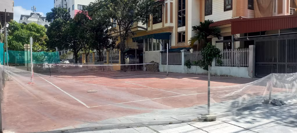 Ô đất trống tại khu 4, phường Hồng Hà, đã được phường tổ chức dọn vệ sinh và đầu tư làm sân vui chơi cho người dân.