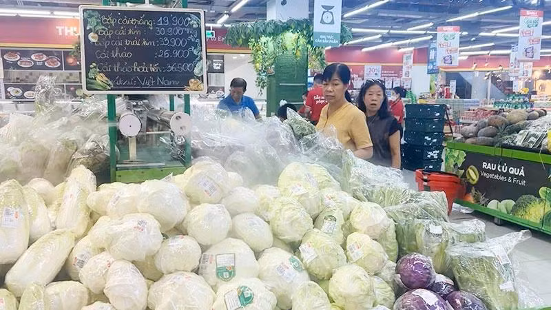 Giá cả hàng hóa sáu tháng đầu năm cơ bản ổn định. Trong ảnh: Người dân mua hàng tại siêu thị. (Ảnh: TUỆ NGHI)