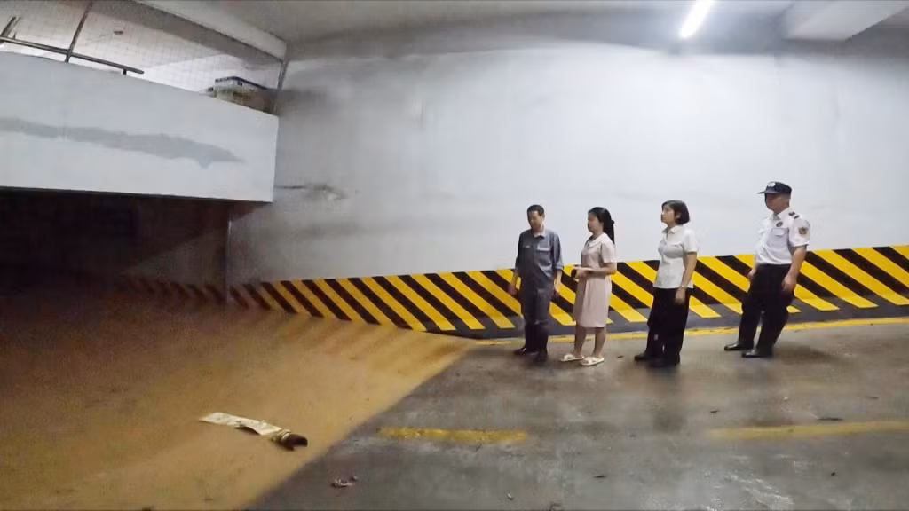 Ban Quản lý chung cư kiểm tra tình trạng ngập lụt tại tầng hầm.