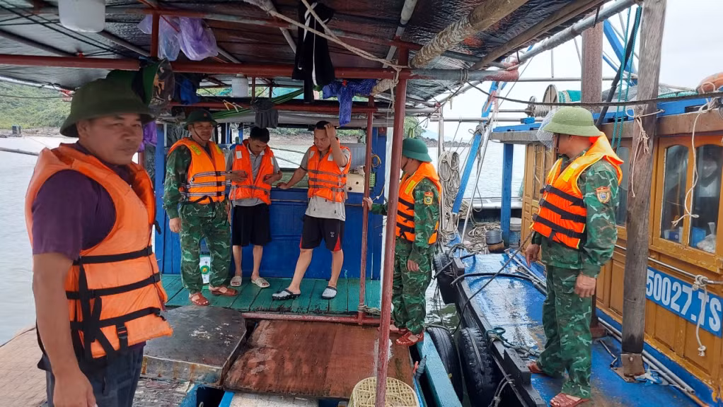 Cán bộ, chiến sĩ Đồn Biên phòng cửa khẩu cảng Vạn Gia tuyên truyền, kêu gọi người dân đưa tàu, thuyền vào nơi tránh trú bão số 2 an toàn.