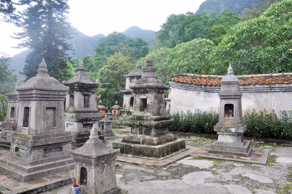 Tháp cổ tại vườn tháp Huệ Quang thuộc khu di tích - danh thắng Yên Tử (TP Uông Bí).