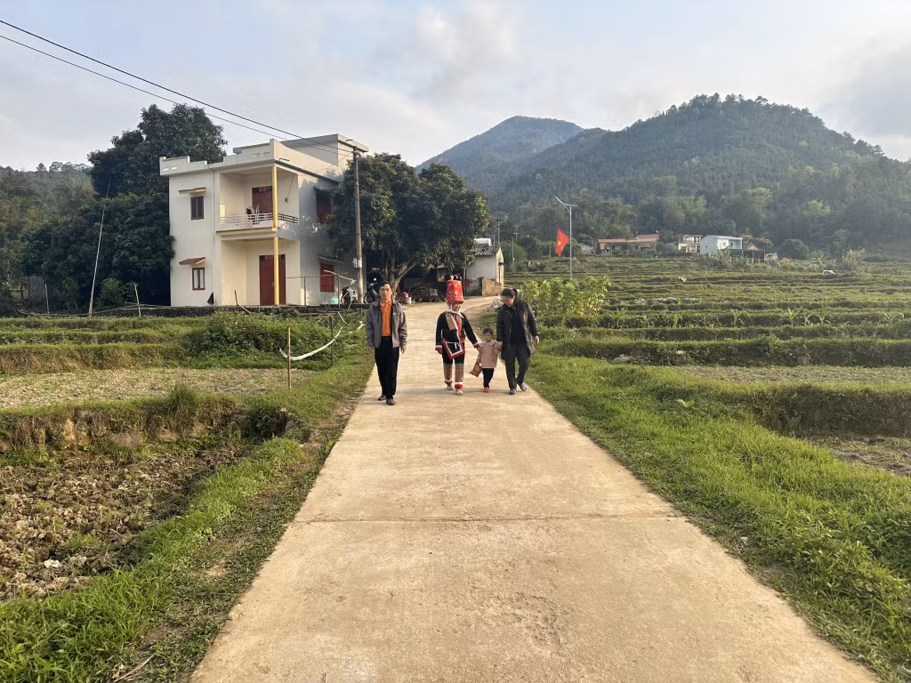Đường giao thông tại xã Hoành Mô (huyện Bình Liêu) được bê tông hoá khang trang giúp người dân thuận tiện trong đi lại và giao thương hàng hoá.