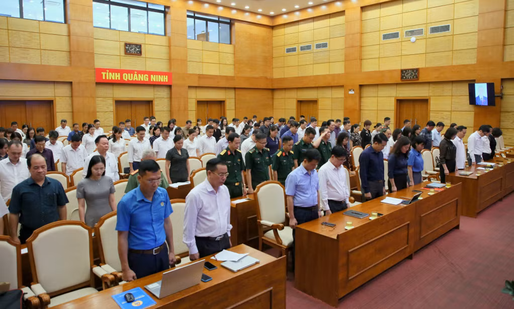 Các đồng chí tham dự hội nghị dành một phút mặc niệm, tưởng nhớ Tổng Bí thư Nguyễn Phú Trọng.