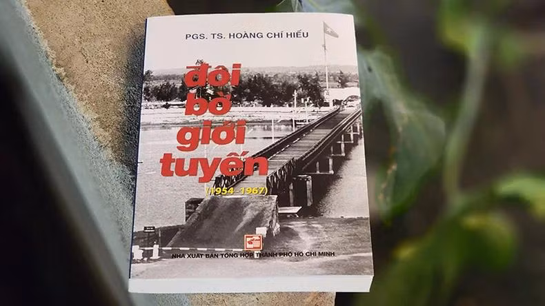 Cuốn 'Đôi bờ giới tuyến" thể hiện ước vọng chung từ bao đời nay của toàn dân tộc Việt Nam là non sông nối liền một dải.