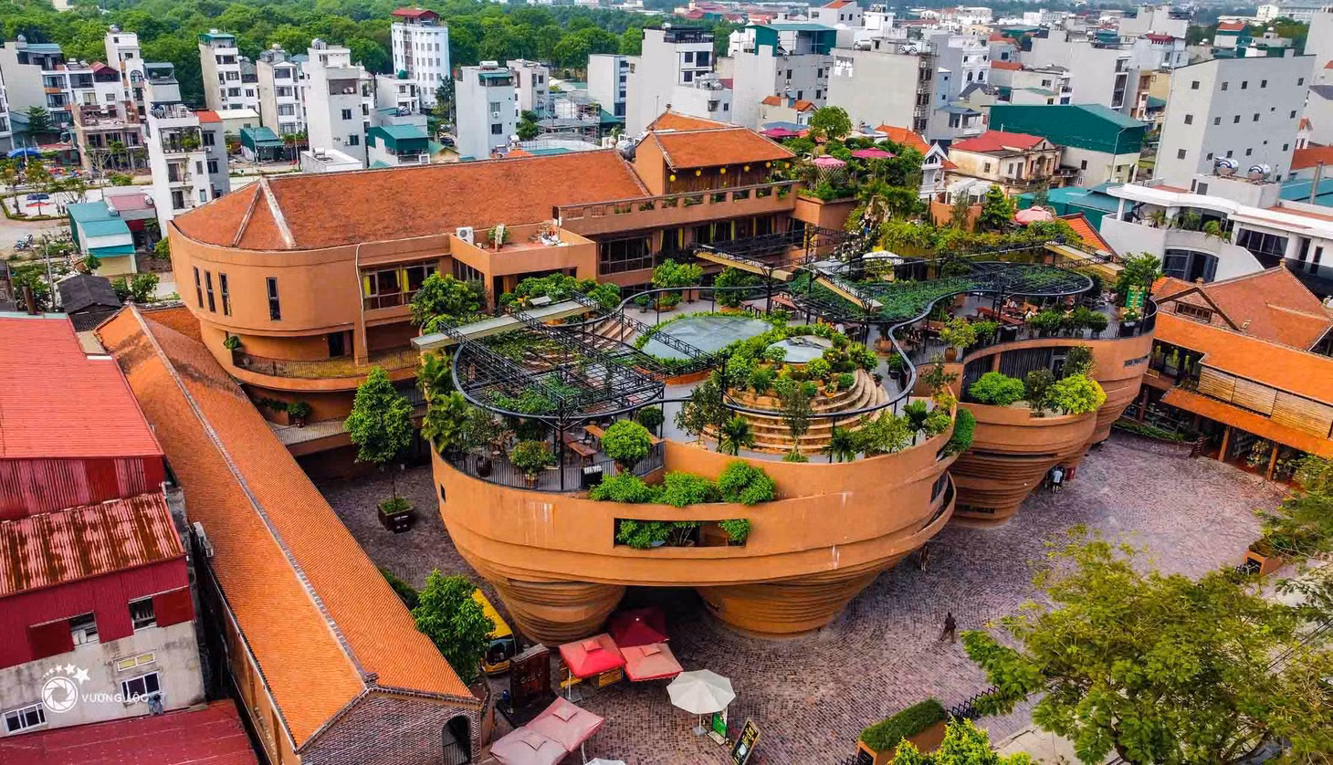 Trên tầng thượng, du khách được thưởng thức không gian trà và cà phê rộng lớn. Nơi được bố trí rất nhiều cây xanh và tạo hình tiểu cảnh đẹp mắt. Ảnh: Vương Lộc