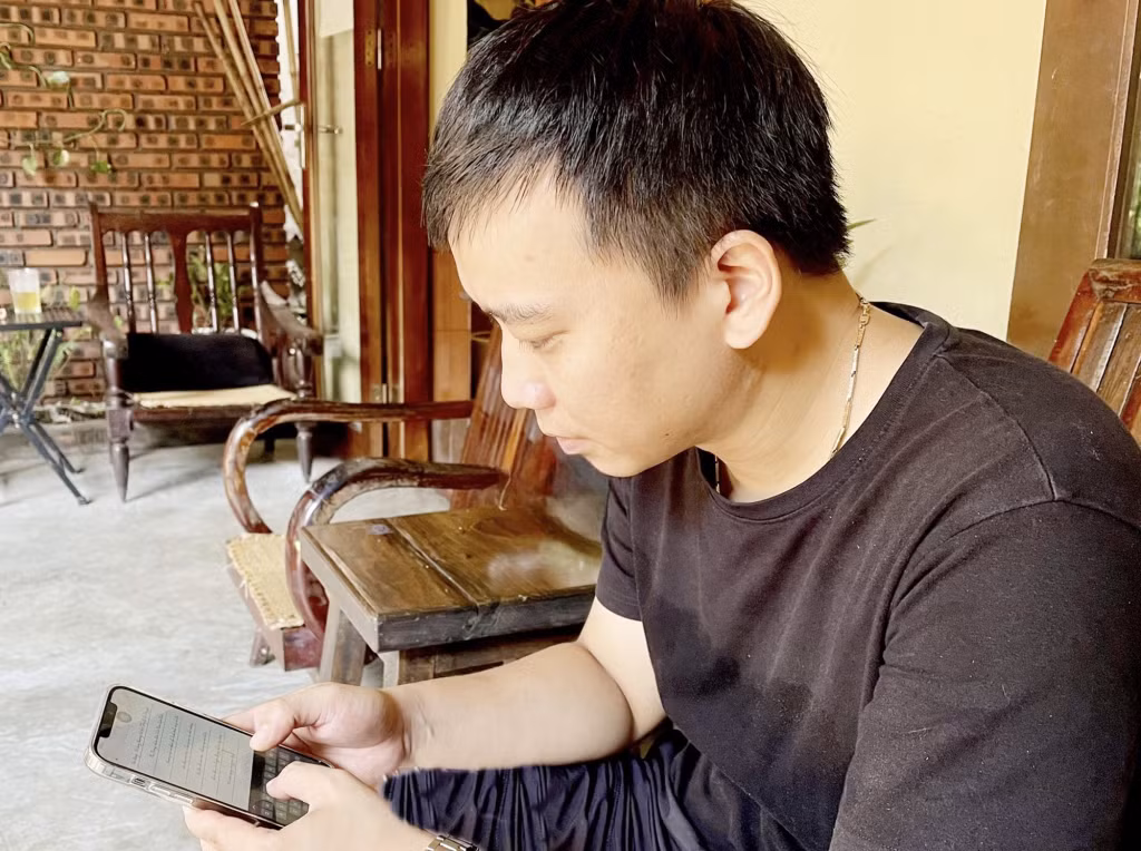 Anh Đỗ Mạnh Tuyên, phường Hồng Hải, TP Hạ Long không khỏi xúc động, nghẹn ngào khi viết lời tưởng nhớ Tổng Bí thư Nguyễn Phú Trọng trên Sổ tang điện tử: “Thế hệ trẻ chúng cháu và người dân Việt Nam luôn ghi nhớ công ơn của bác. Bác đã tận tụy với non sông đến giây phút cuối cùng. Bản thân cháu sẽ nỗ lực rèn luyện và ghi nhớ, làm theo những lời dạy của bác để góp phần xây dựng quê hương đất nước ngày càng giàu đẹp, văn minh”.