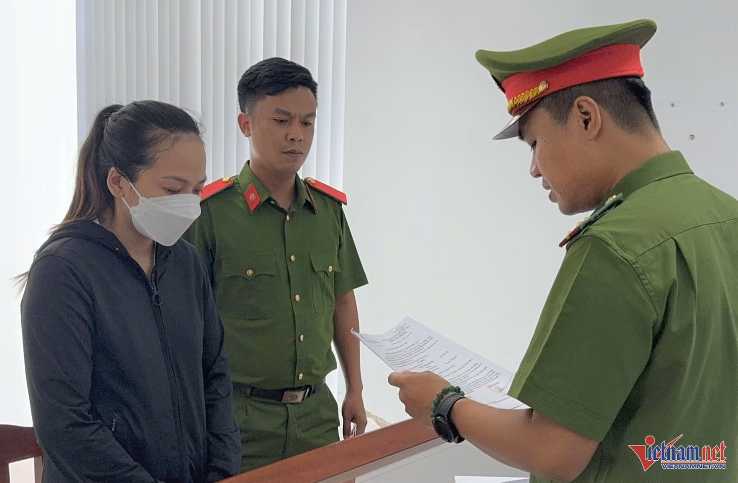 Công an đọc lệnh khởi tố đối với Trần Thị Thục Nhi.