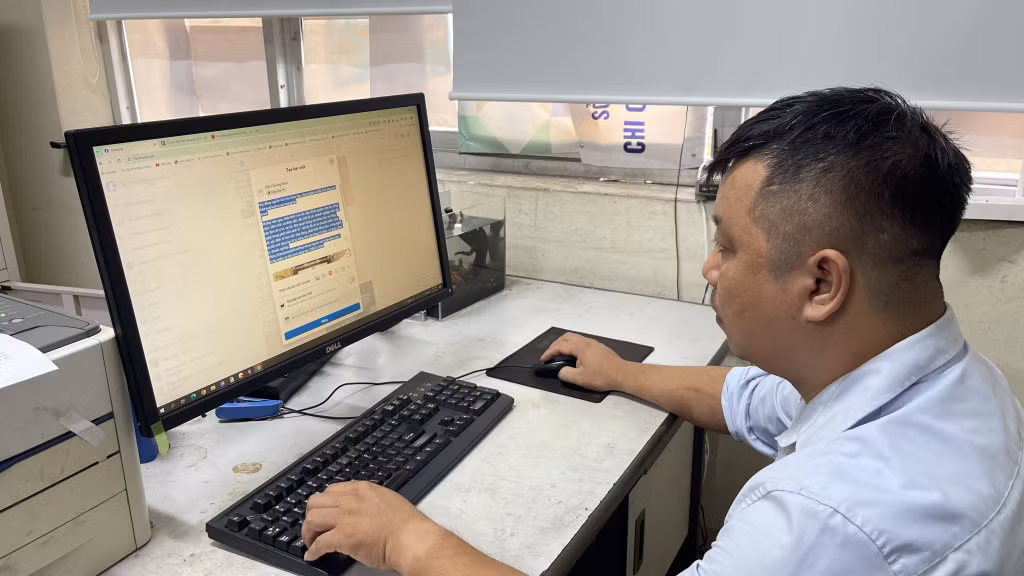 Bộ phận truyền thông của Trung tâm Ứng dụng và Thống kê Khoa học Công nghệ sản xuất tin, bài đăng tải trên Cổng thông tin Điện tử Sở KH&amp;CN tỉnh Quảng Ninh. Ảnh: Thu Hương.