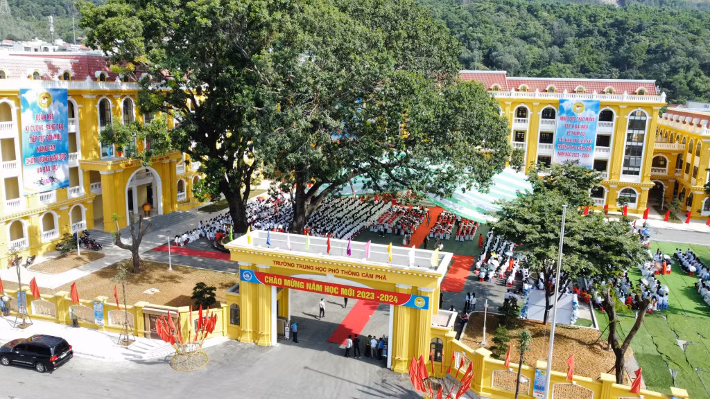 Trường THPT Cẩm Phả khai giảng năm học mới 2023-2024.
