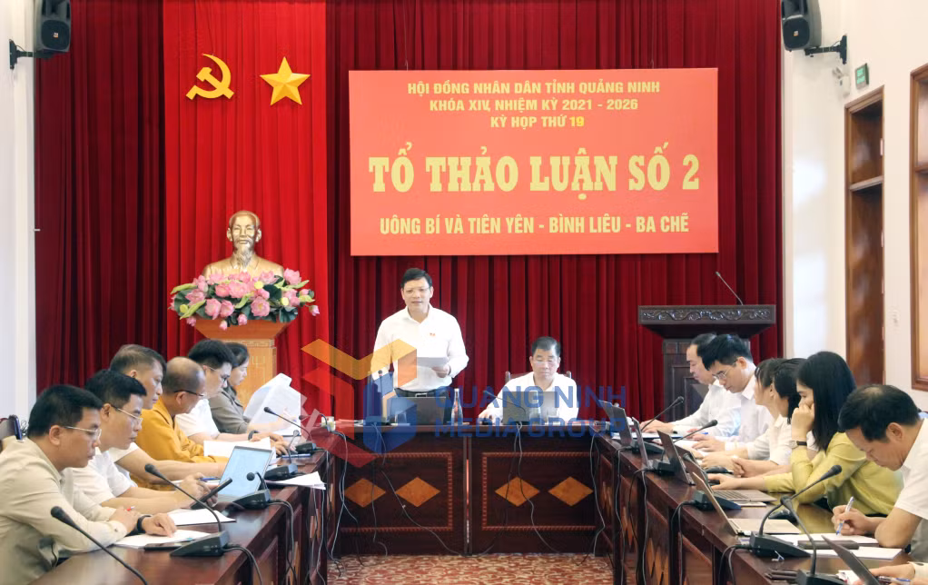Đồng chí Nghiêm Xuân Cường, Phó Chủ tịch UBND tỉnh, Tổ đại biểu TP Uông Bí, Tổ trưởng Tổ thảo luận số 2, phát biểu thảo luận.