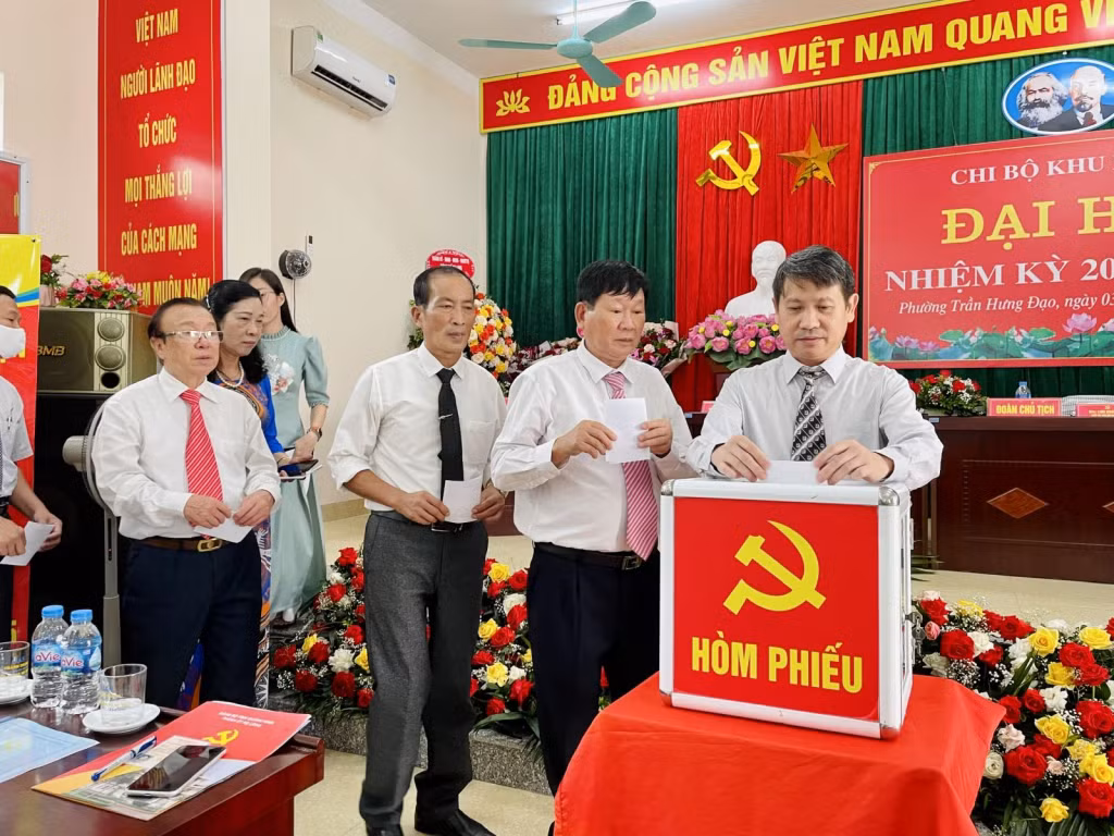 Ngày 3/7/2022, các chi bộ thôn, bản, khu phố trên địa bàn tỉnh đã đồng loạt tổ chức đại hội chi bộ nhiệm kỳ 2022-2025 và bầu trực tiếp bí thư chi bộ tại đại hội. Ảnh: Khu phố 4, phường Trần Hưng Đạo, TP Hạ Long tổ chức đại hội chi bộ.