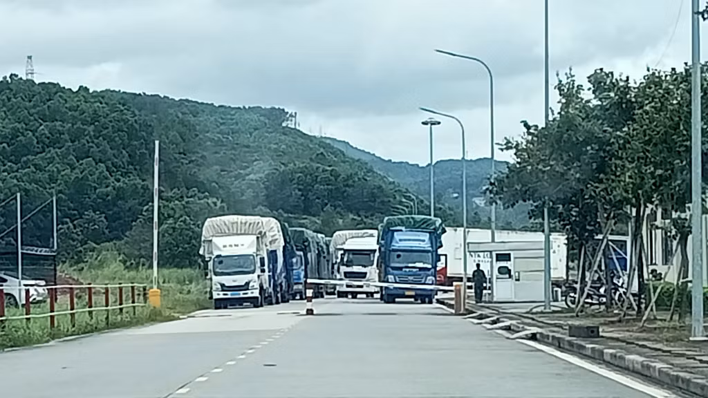 Nhập khẩu hàng hóa qua Lối mở cầu phao tạm Km3+4 Hải Yên
