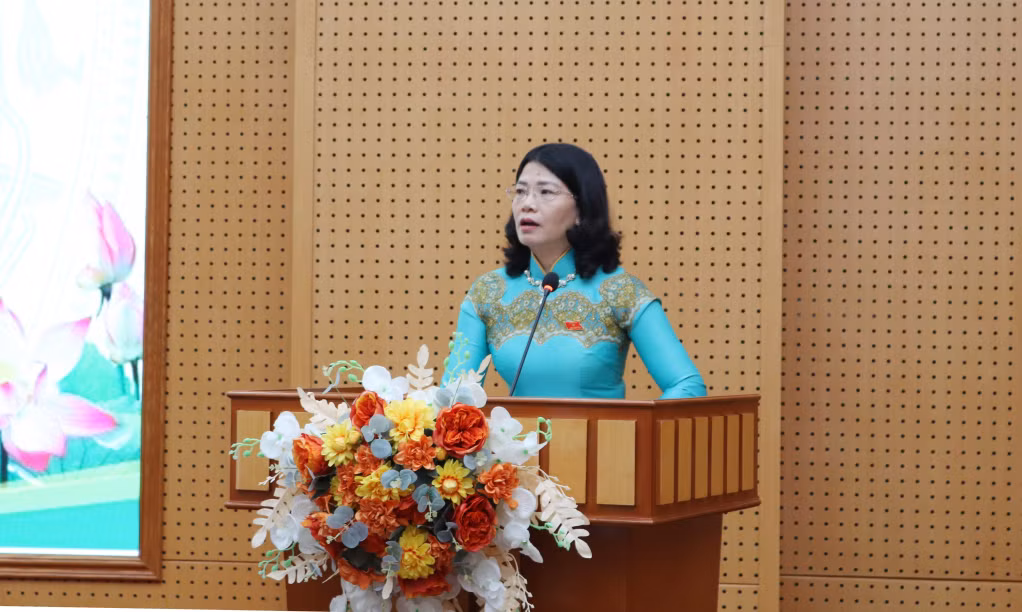 Đồng chí Đỗ Thị Ninh Hường, Ủy viên Ban Chấp hành Đảng bộ tỉnh, Bí thư Huyện ủy phát biểu chỉ đạo tại Kỳ họp.