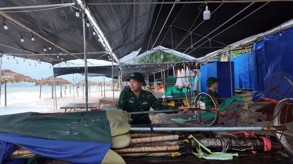 Lực lượng chức năng hỗ trợ các cơ sở kinh doanh dịch vụ trên các bãi tắm thu dọn tài sản, chằng chống nhà cửa, sẵn sàng ứng phó với các tình huống do bão số 2 gây ra.