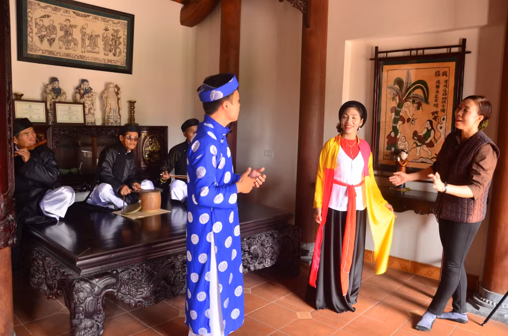 Hội viên Hội VNDG tỉnh truyền dạy hát chèo cho nhân viên Khu Du lịch làng quê Yên Đức.