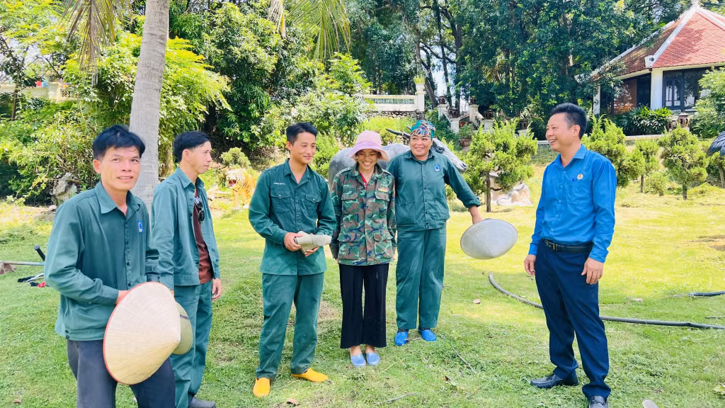 Anh Nguyễn Văn Thái, Chủ tịch Công đoàn Công ty TNHH Âu Lạc, Tập đoàn Tuần Châu trò chuyện cùng người lao động.