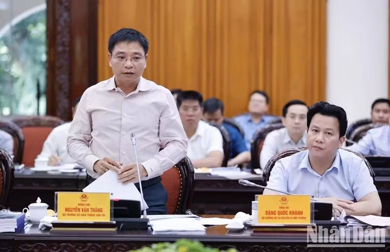 Bộ trưởng Giao thông vận tải Nguyễn Văn Thắng phát biểu ý kiến tại cuộc họp. Ảnh: Trần Hải.