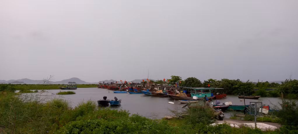 199 phương tiện tàu thuyền đã về bến và nơi tránh trú an toàn.