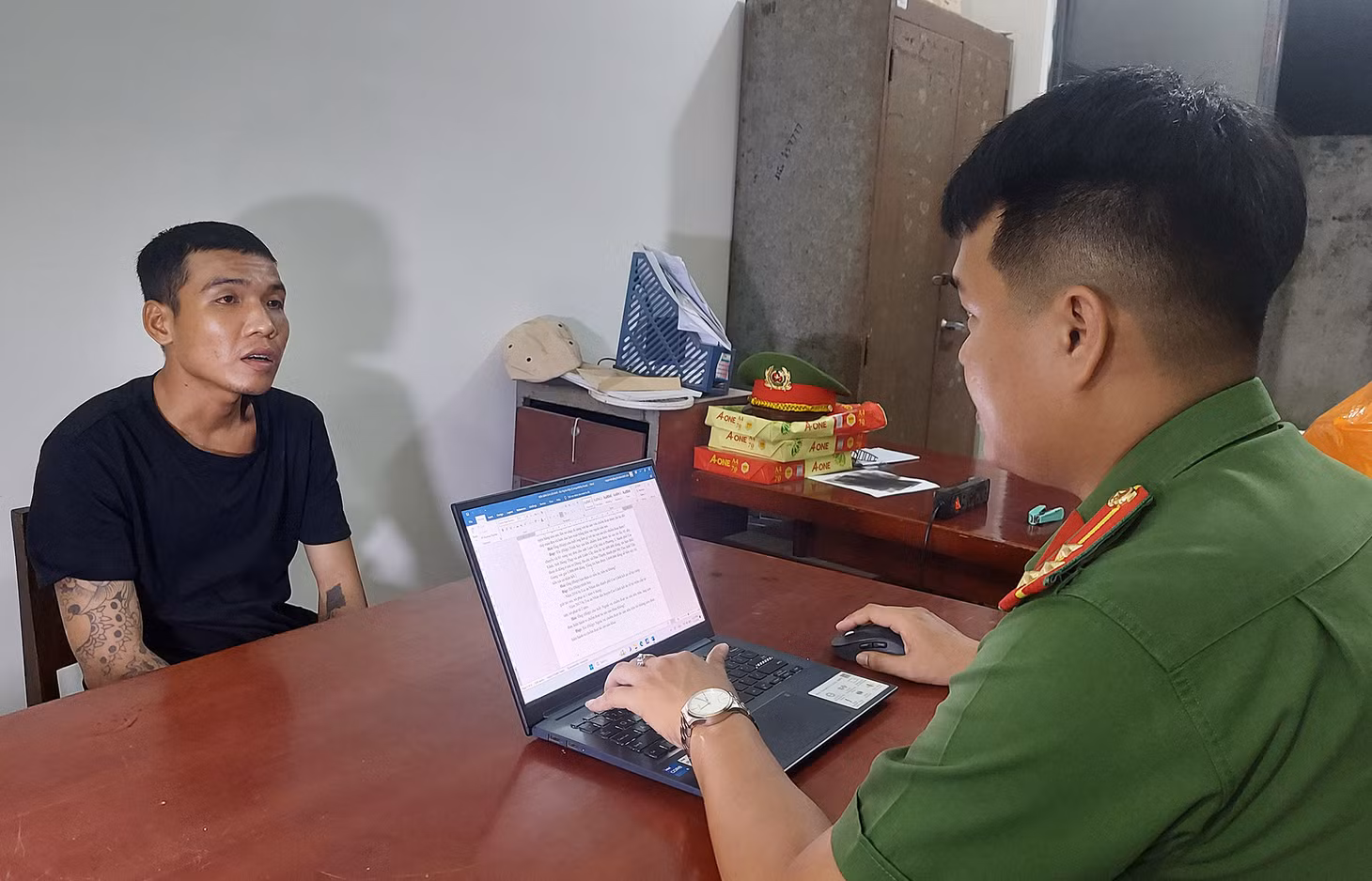 Nghi phạm Bùi Nghĩa Hiệp tại cơ quan công an. Ảnh: Phước Thanh