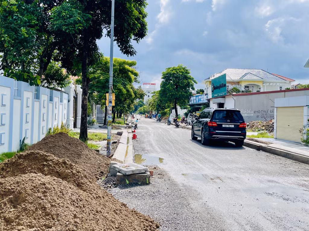 Công ty CP Xây dựng công trình 507 đang tập trung thi công 3 tuyến đường chính để khắc phục tình trạng ngập lụt tại Khu đô thị lấn biển Vựng Đâng (phường Yết Kiêu)