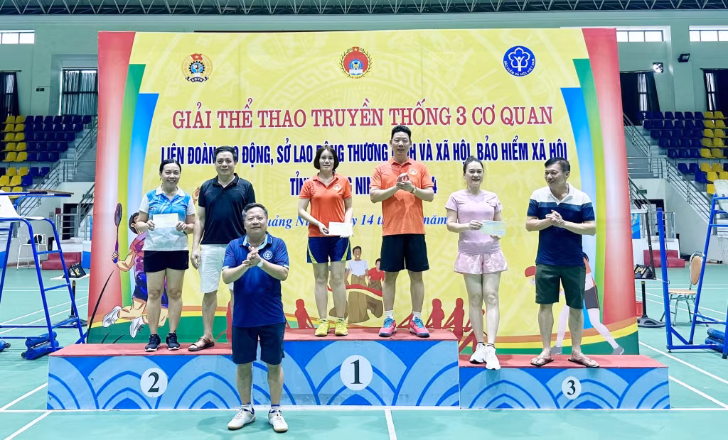 Đại diện Ban tổ chức trao giải cho các cặp vận động viên bộ môn cầu lông.