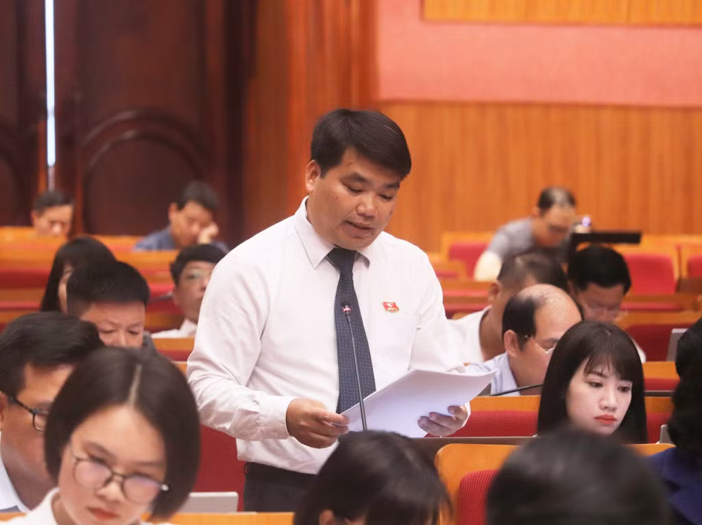 Đại biểu Đinh Trung Kiên (Tổ đại biểu Vân Đồn - Cô Tô) phát biểu đóng góp ý kiến tại phiên thảo luận.