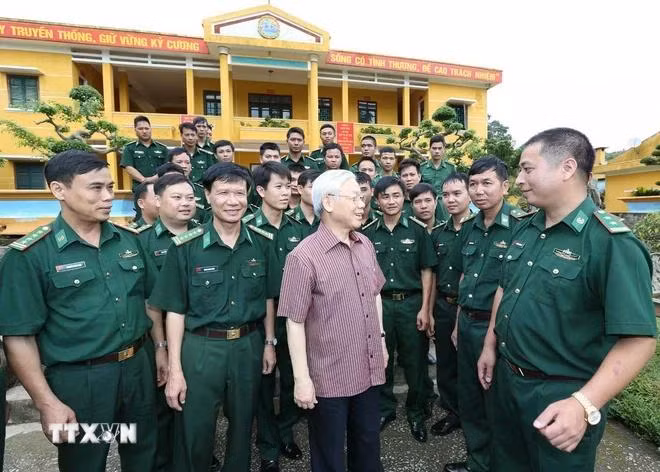 Tổng Bí thư Nguyễn Phú Trọng với cán bộ, chiến sỹ Đồn biên phòng Cửa khẩu quốc tế Tây Trang (Điện Biên), sáng 16/7/2016. (Ảnh: Trí Dũng/TTXVN)