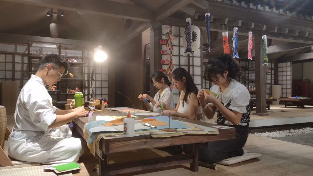 Du khách trải nghiệm nghệ thuật gấp giấy Origami.