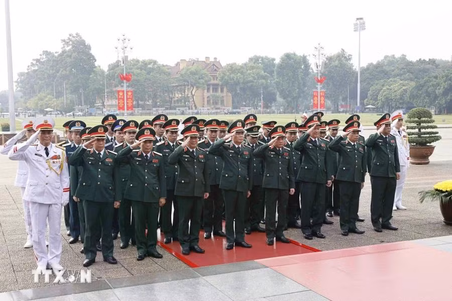 Đoàn đại biểu Quân uỷ Trung ương và Bộ Quốc phòng đặt vòng hoa, vào Lăng viếng Chủ tịch Hồ Chí Minh. (Ảnh: Doãn Tấn/TTXVN)