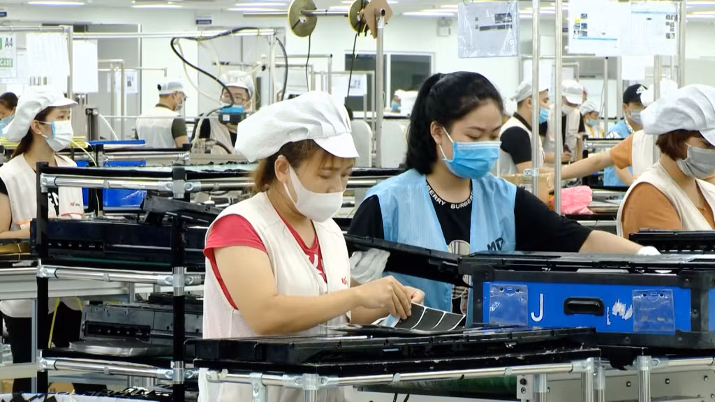 Hoạt động sản xuất linh kiện điện tử của Công ty TNHH Điện tử Bumjin Vina (KCN Đông Mai, TX Quảng Yên).