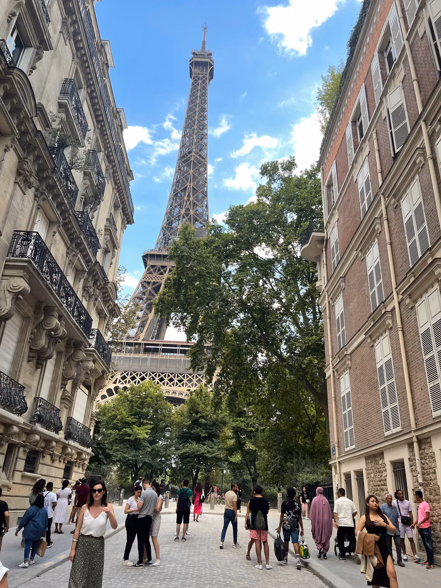 Các con phố bên hông của tháp Eiffel cũng thường được các du khách tìm đến chụp ảnh