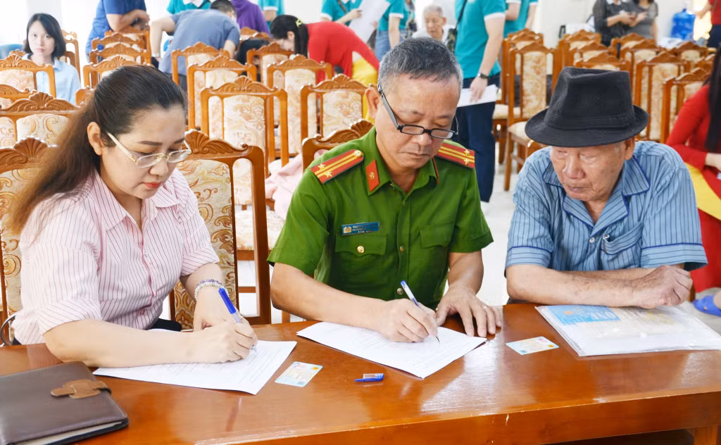 Cán bộ BHXH tỉnh và Công an phường Việt Hưng (TP Hạ Long) khảo sát ý kiến người hưởng lương hưu, trợ cấp BHXH, tháng 6/2024.