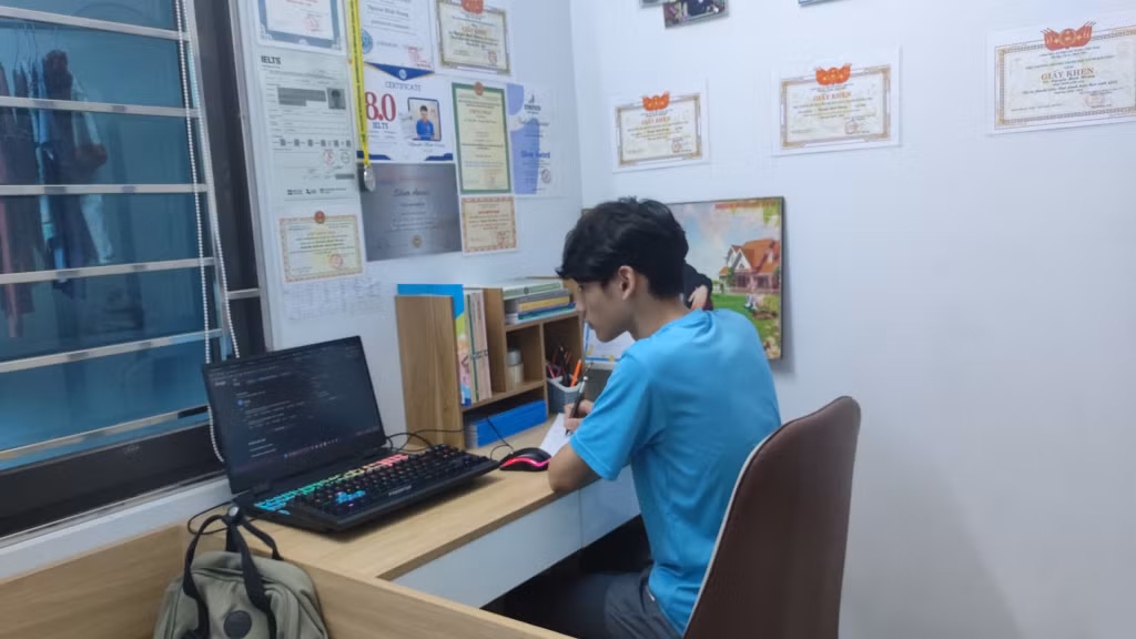 Em Nguyễn Minh Hoàng (Phường Bãi Cháy, TP Hạ Long) đạt IELTS 8.0 nhờ kết hợp học tập cả trực tiếp và trực tuyến.