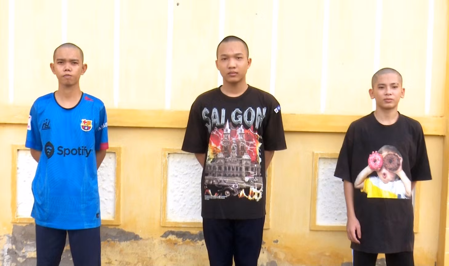 2 đối tượng thanh niên, gồm: Hiếu, Nam, Huy (từ trái sang) bị khởi tố sau khi xông vào quán ăn chém trọng thương người phụ nữ. Ảnh: Nghiêm Túc