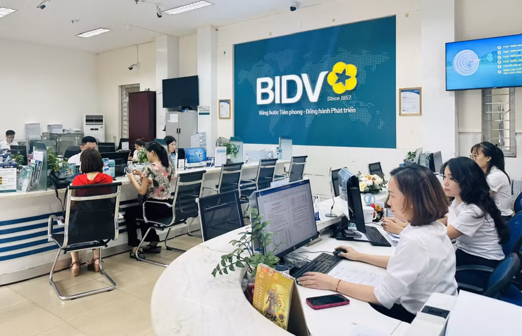 Cán bộ BIDV Hạ Long giải quyết hồ sơ khách hàng.