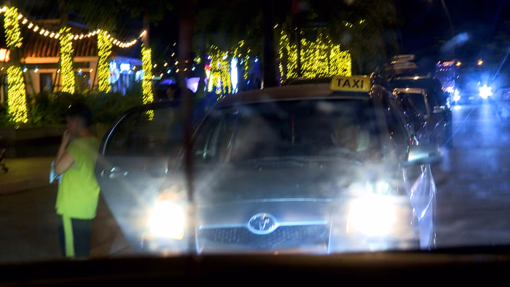 Công an TP Hạ Long sử dụng các thiết bị nghiệp vụ ghi lại hành vi vi phạm của các taxi 