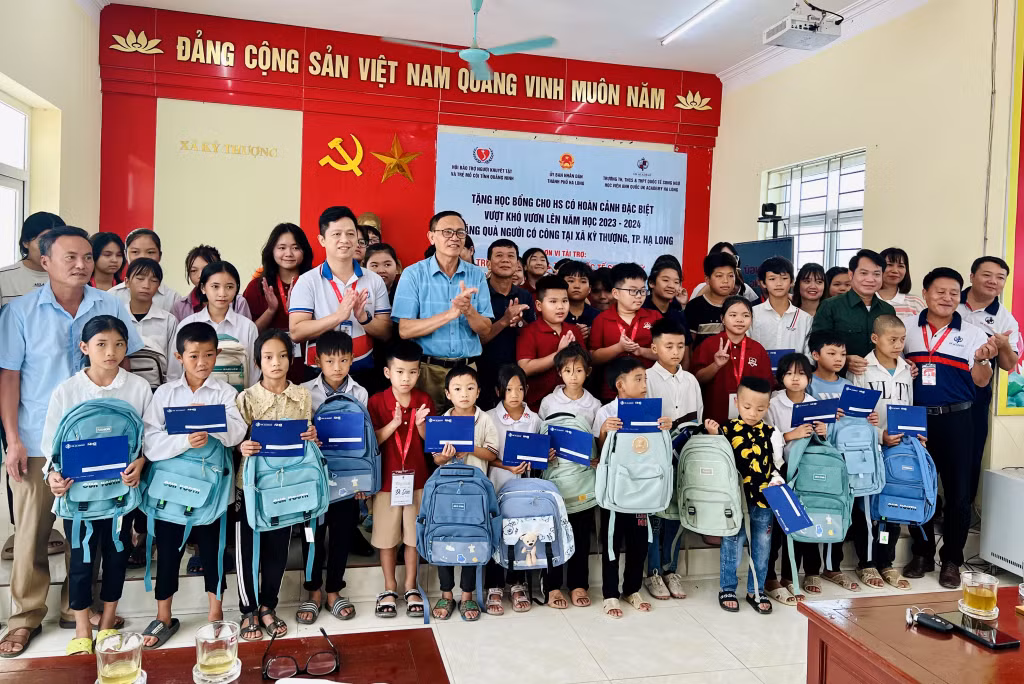 Trao học bổng cho học sinh nghèo vượt khó xã Kỳ Thượng.