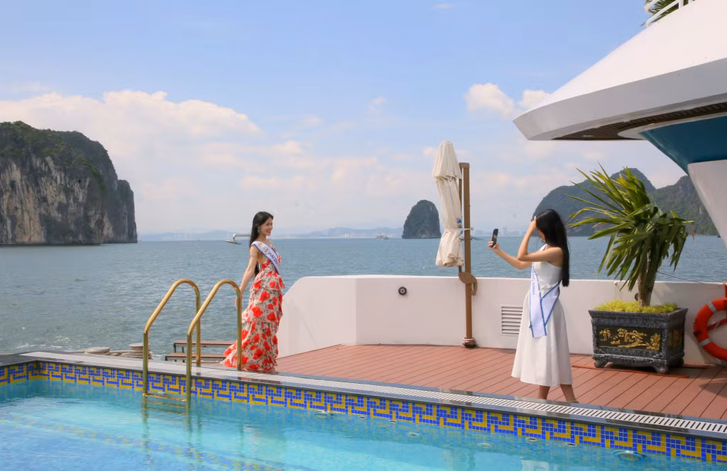 Các thí sinh tranh thủ lưu lại những khoảnh khắc đẹp với cảnh sắc nên thơ của Di sản - Kỳ quan thiên nhiên thế giới Vịnh Hạ Long.